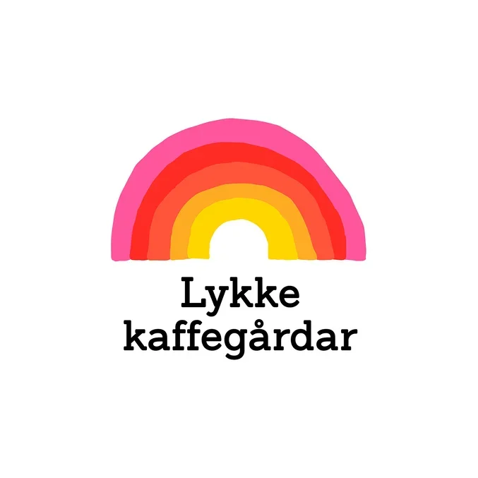 Eine Grafik mit einem Regenbogen in Pink, Rot, Orange und Gelb über dem schwarzen Text „Lykke kaffegårdar“ auf weißem Hintergrund.