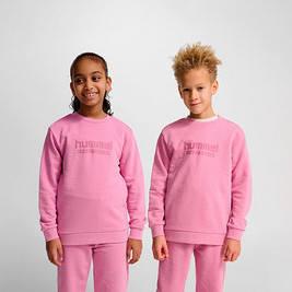 Zwei Kinder stehen nebeneinander und tragen rosa Hummel HMLJR Base-Sweatshirts.