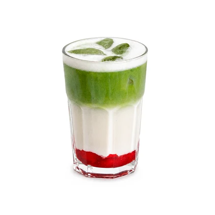 Geschichtetes Getränk in einem Glas mit roten, weißen und grünen Schichten, gekrönt mit Schaum und grünen Eiswürfeln.
