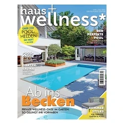 Magazin-Cover von haus+wellness* mit einem modernen Außenpool, umgeben von einer hellen Terrasse, einem weißen Haus, einer verglasten Lounge und grünen Pflanzen. Der Titel "Ab ins Becken" und weitere Themen wie "Der perfekte Pool" und "Summer Styles" sind sichtbar.
