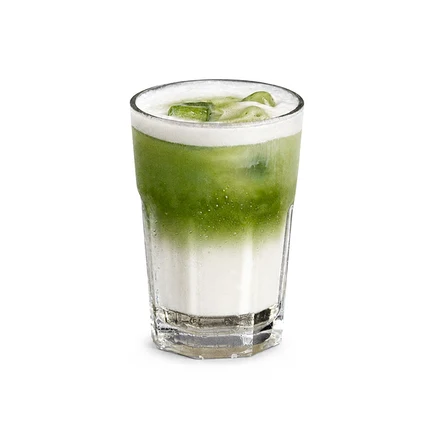 Geschichtetes Getränk in einem klaren Glas mit einer weißen unteren Schicht, einer grünen oberen Schicht, Eiswürfeln und weißem Schaum.