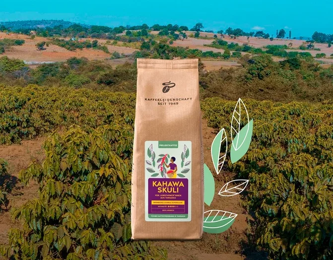 Eine Packung Kahawa Skuli Kaffee auf einer Kaffeeplantage.