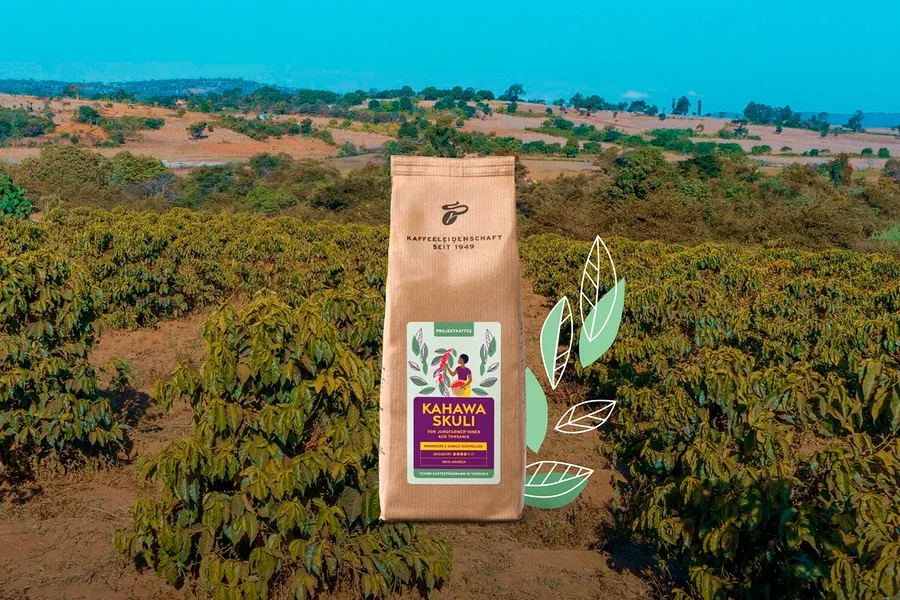 Eine Packung Kahawa Skuli Kaffee auf einer Kaffeeplantage.