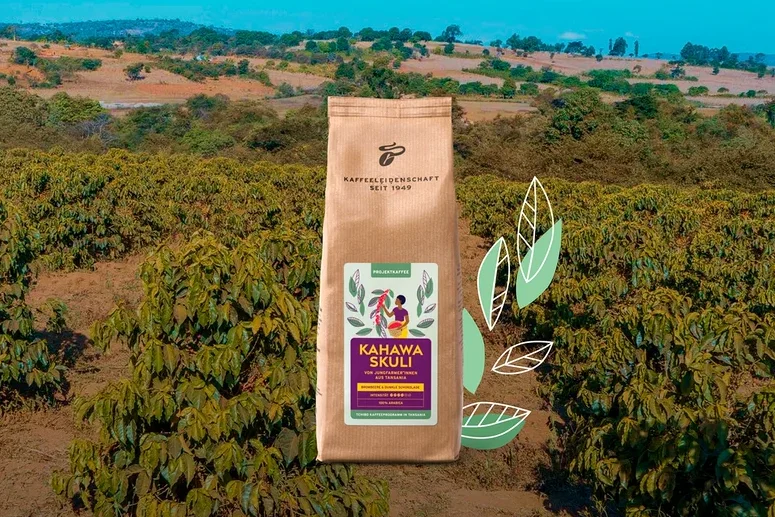 Eine Packung Kahawa Skuli Kaffee auf einer Kaffeeplantage.