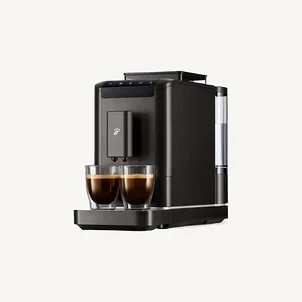 Dunkelgraue Kaffeemaschine, die zwei gefüllte Kaffeetassen auf einem Abtropfgitter zubereitet.