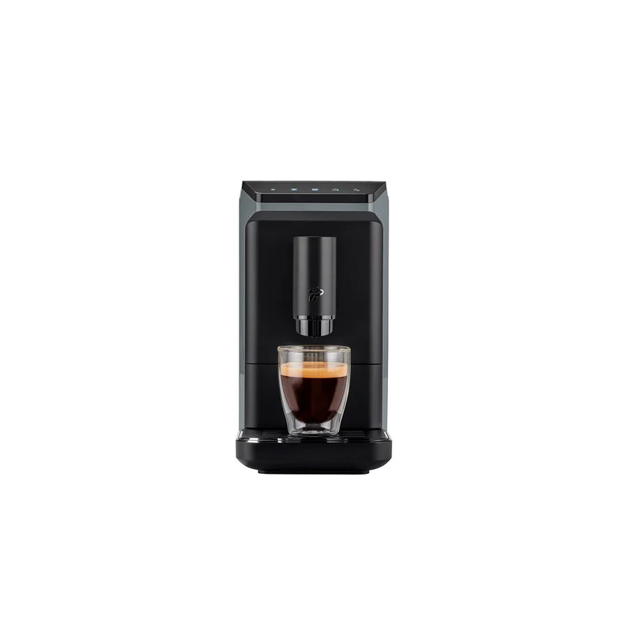 Eine schwarze Kaffeemaschine mit einem Glas Espresso darunter.
