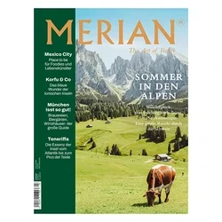 Magazincover Merian mit einer braun-weißen Kuh, die auf einer grünen Almwiese vor einer Bergkulisse grast. Titel: Sommer in den Alpen.