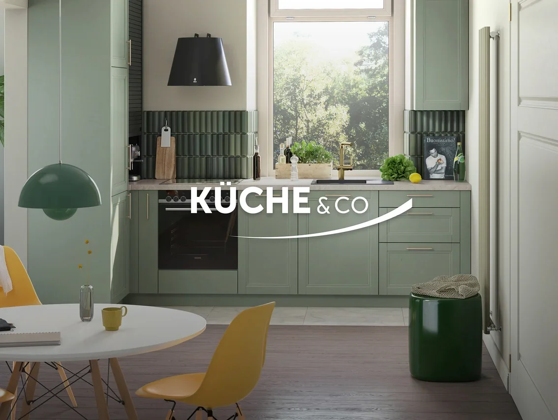 Helle Küche mit Kochinsel, modernen Geräten und Holzboden.