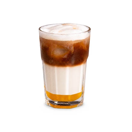 Geschichtetes Kaltgetränk in einem klaren Glas mit orangefarbener Bodenschicht, weißer Mittelschicht und dunkelbrauner Schicht mit Eiswürfeln und Schaum.