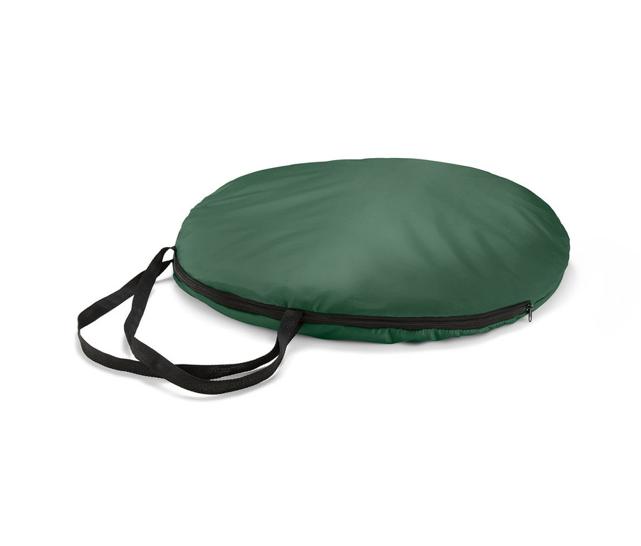 Ein zusammengefaltetes, dunkelgrünes Pflanzenschutzzelt mit Reißverschluss und schwarzen Riemen.