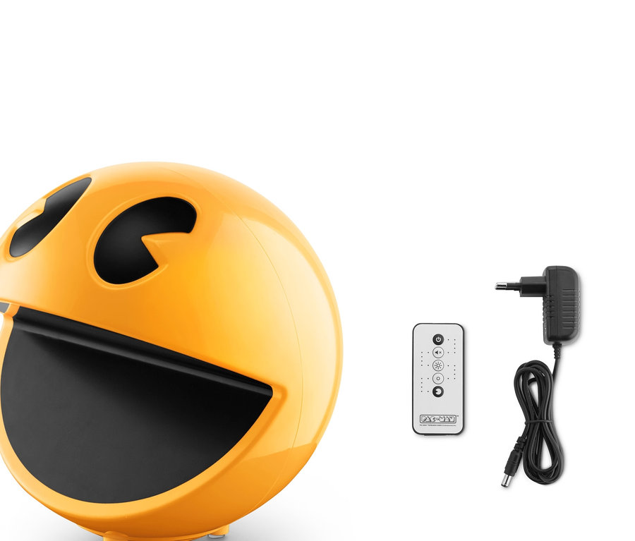 Gelbe Pac-Man-Lampe mit Fernbedienung und Netzkabel auf weißem Hintergrund.