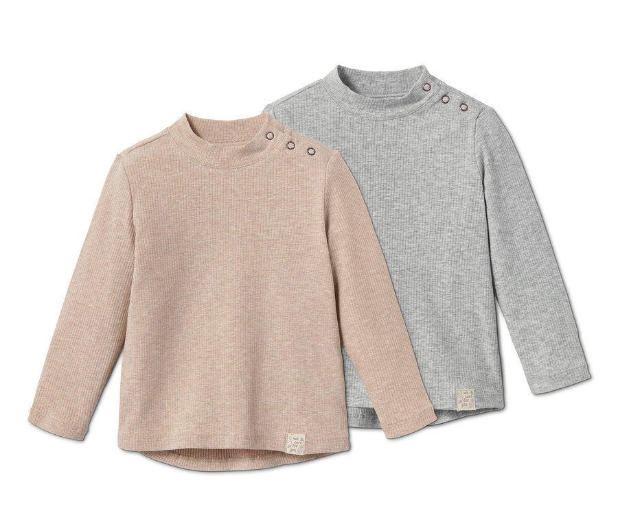 Zwei Baby-Rippshirts in Beige und Grau liegen auf einem weißen Hintergrund.