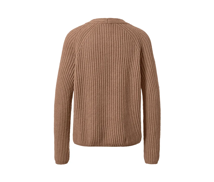 Detailansicht der Rückseite eines beigen Grobstrick-Pullovers mit Wolle.