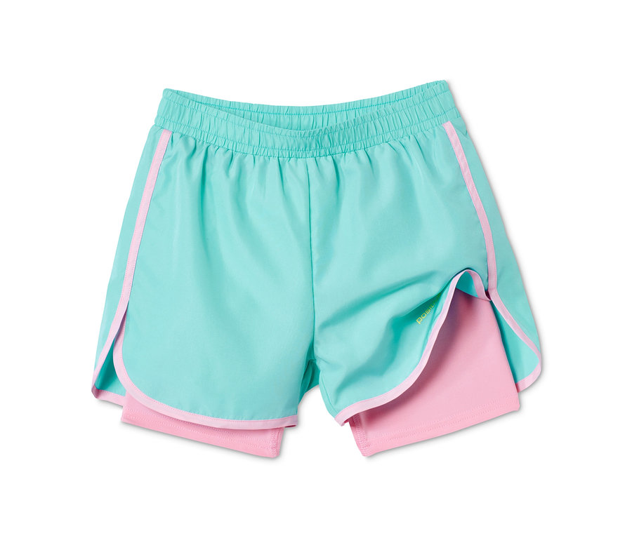 Türkise Laufshorts aus recyceltem Material mit pinkfarbenen Bündchen.