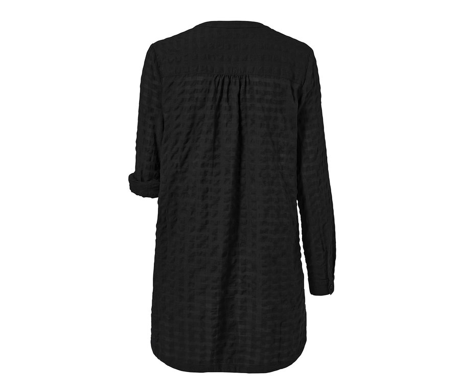 Detailansicht der Rückseite einer schwarzen Longtunika mit Webstruktur.