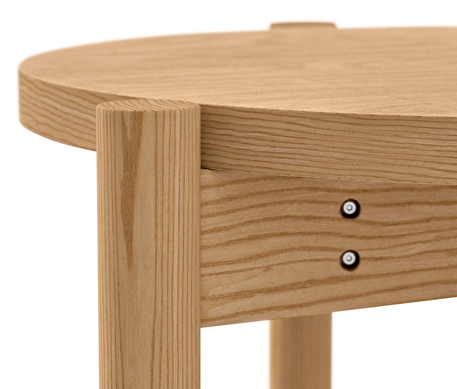 Detailansicht eines runden Beistelltisches aus Holz.