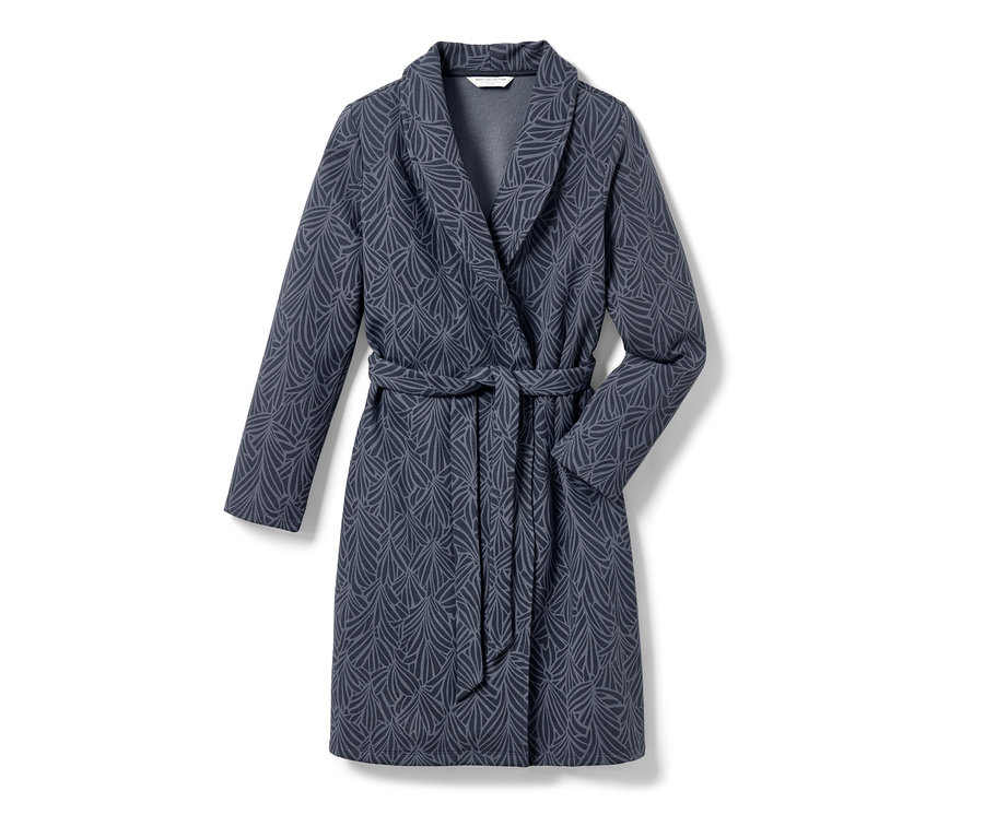 Blauer Morgenmantel mit Blattmuster.