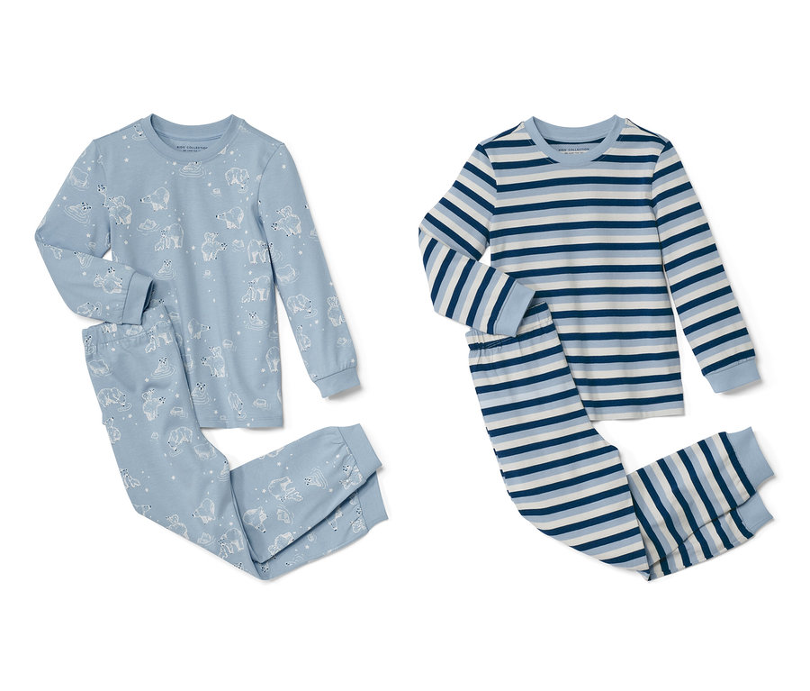 Zwei blaue Kinder-Pyjamas, einmal mit Muster, einmal gestreift.