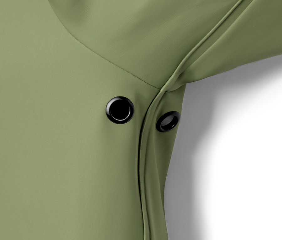 Detailansicht eines grünen Regenparkas »Friesennerz« mit schwarzen Details.