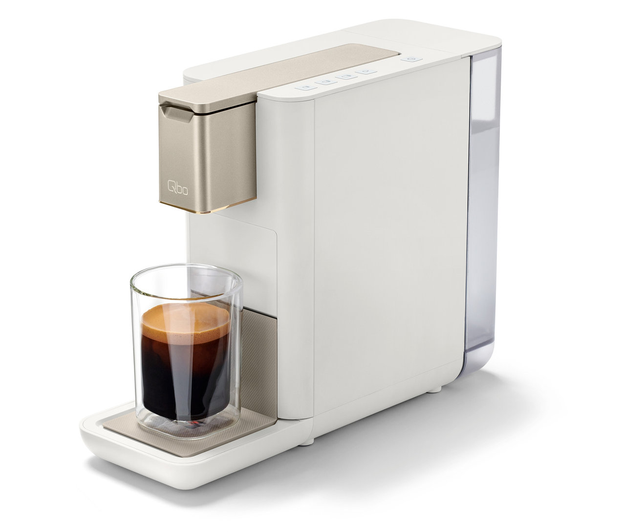 Qbo ICONIC Light Gold Kaffeemaschine füllt eine Tasse mit Kaffee.