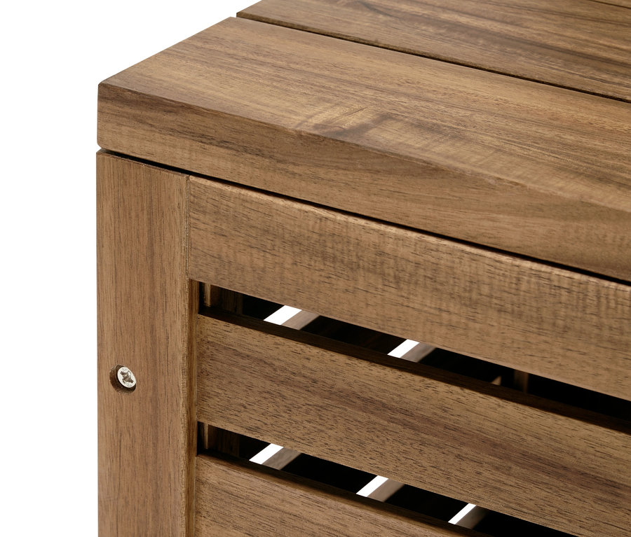 Detail der Balkonsichtschutzbank »Lenja« mit Stauraumtruhe.