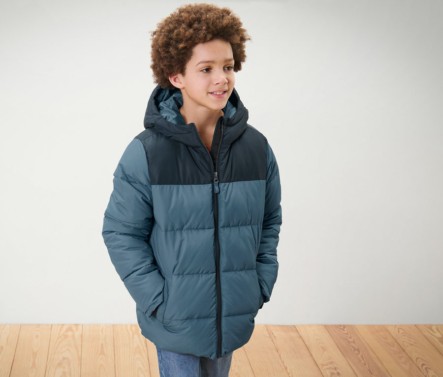 Ein Junge trägt eine Kinder-Thermojacke.