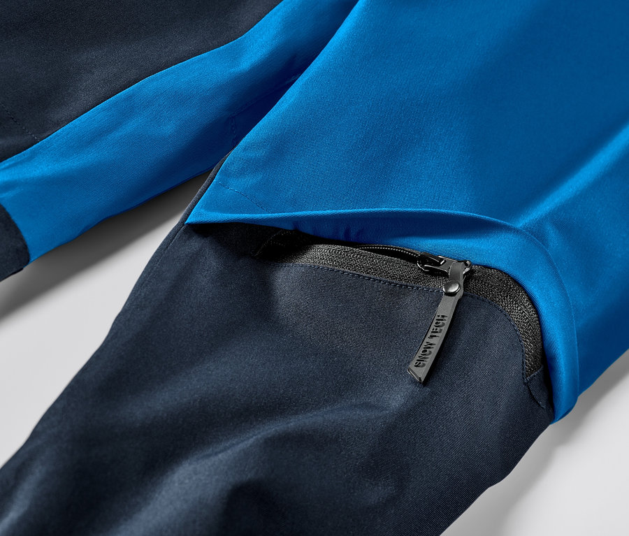 Detail einer blauen Skijacke mit Reißverschluss