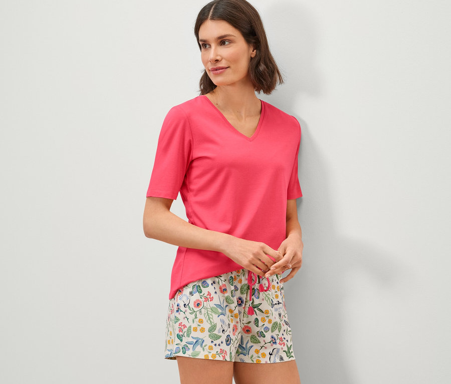 Frau trägt ein Shorty-Pyjama-Set.