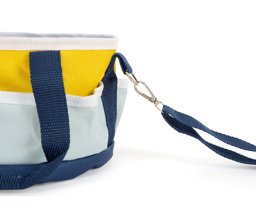 Nahaufnahme einer farbigen small foot Spielzeug-Pferdepflege-Set mit Tasche.