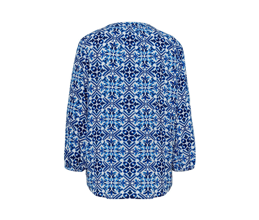 Nahaufnahme einer bedruckten Tunika-Bluse, blau.