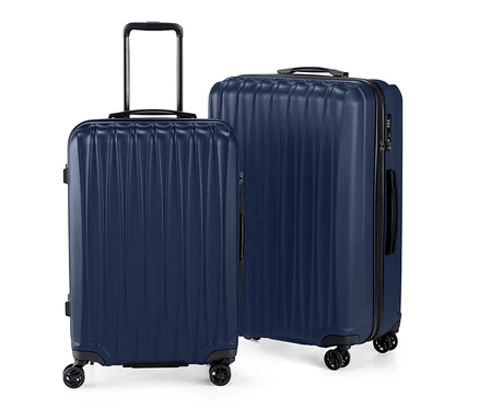 Ein Hartschalen Koffer-Set, groß und klein, in Dunkelblau steht aufrecht auf einem weißen Hintergrund.