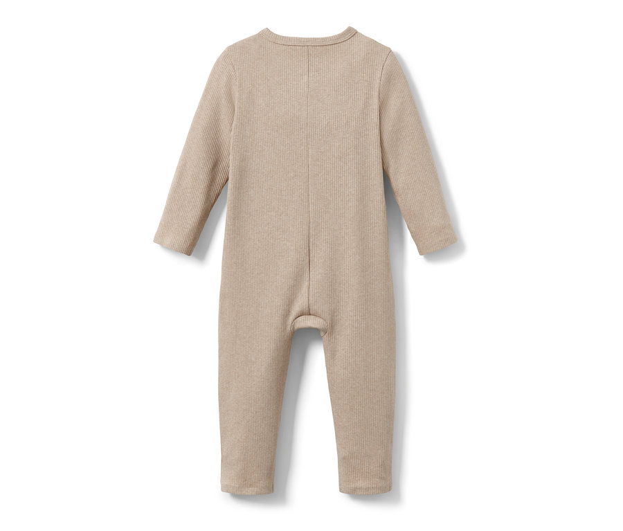 Detailansicht eines Baby-Stramplers.