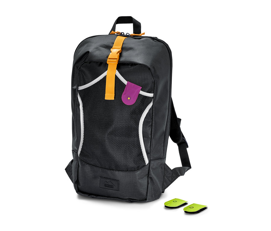 Schwarzer Rucksack mit gelbem Riemen und zwei LED-Magnet-Lichtern.