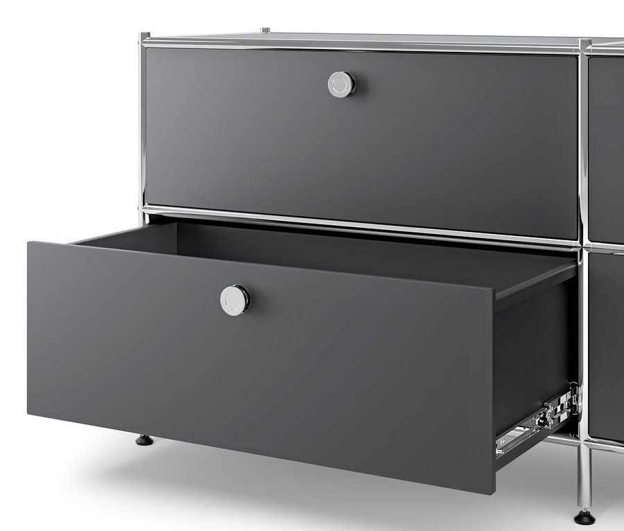 Detail einer grauen Metallkommode »CN3« mit 3 Schubladen, wobei eine Schublade geöffnet ist.