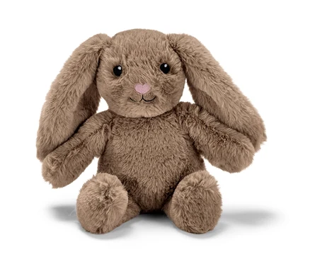 Ein brauner Plüsch-Hase sitzt auf einem weißen Hintergrund.