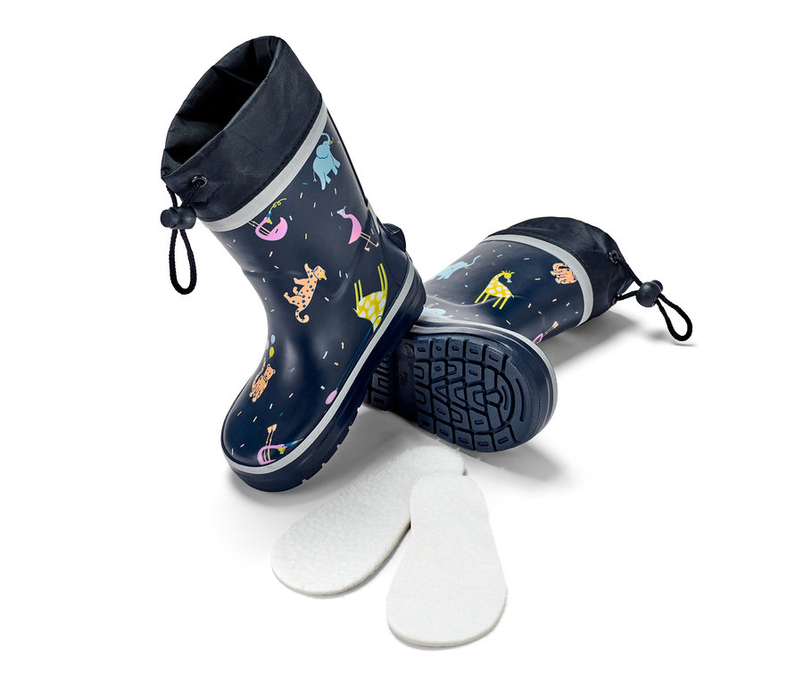 Zwei Kinder-Gummistiefel mit Tiermuster und ein Paar weiße Einlegesohlen.