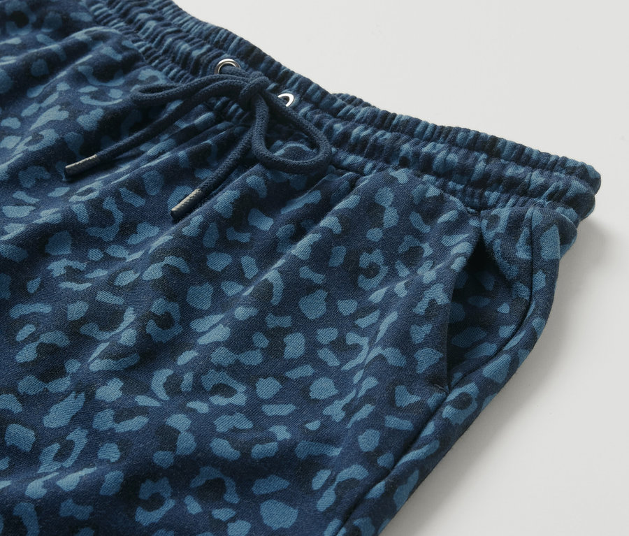 Detailaufnahme einer bedruckten, blauen Sweathose.