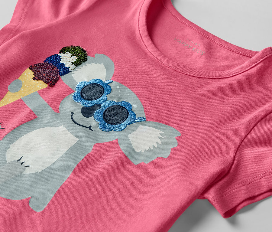 Detailaufnahme eines rosafarbenen T-Shirts mit einem Koala mit Sonnenbrille und Eis.