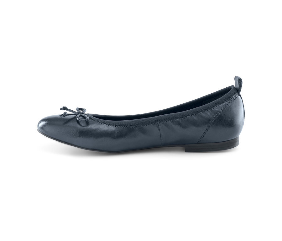 Detailaufnahme eines dunkelblauen Leder-Ballerinas.