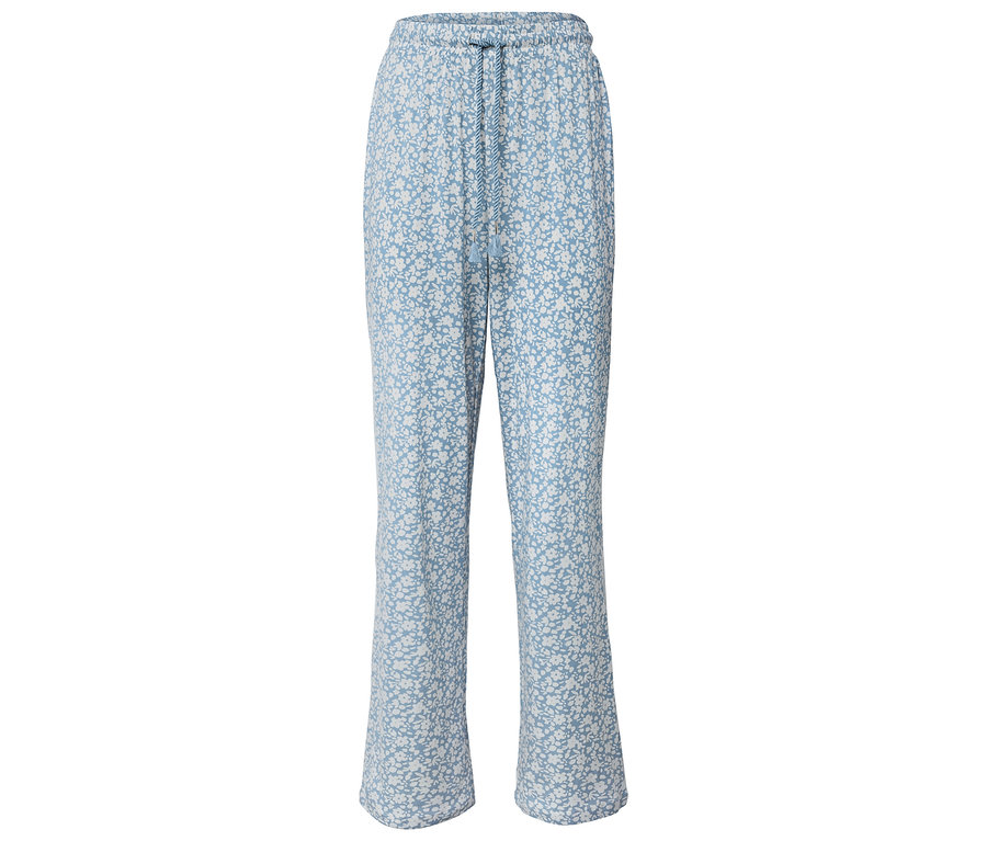 Blaue Hose mit Blumenmuster.