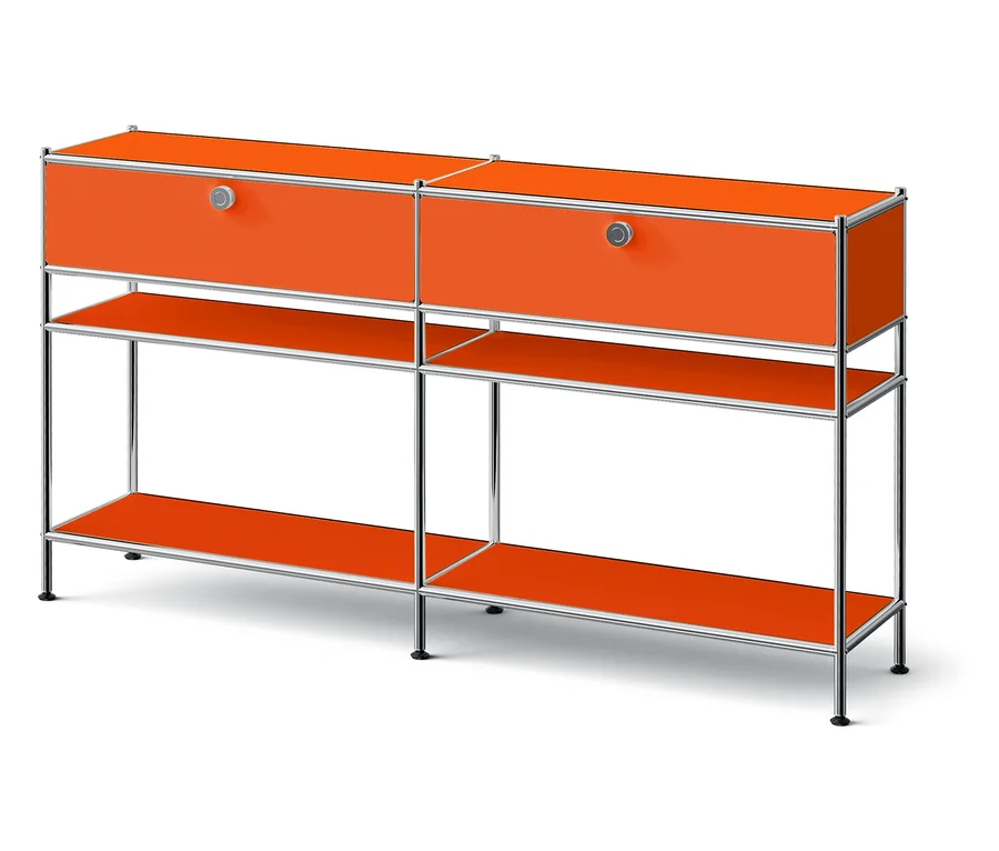 Orangefarbenes Sideboard mit zwei Schubladen und Regalen.