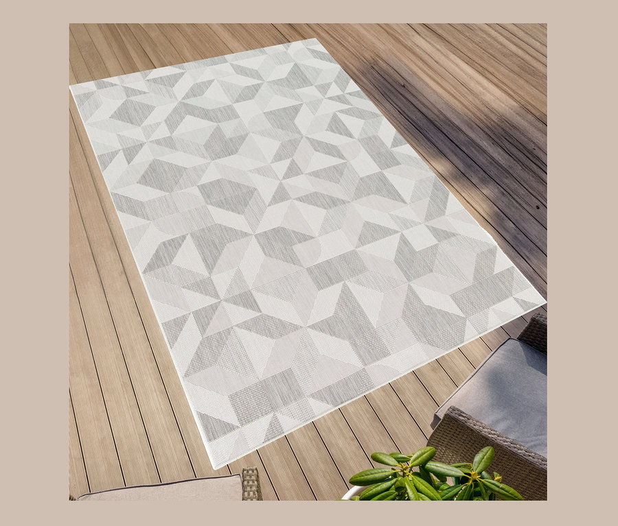 Faltbarer Outdoor-Teppich im Mosaik-Design, 280 x 400 und 240 x 340, auf einer Holzterrasse.