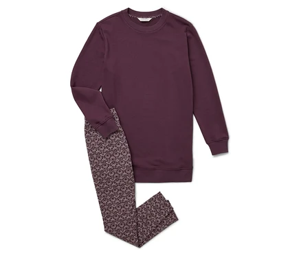 Ein weinrotes Sweatshirt und gemusterte Hosen auf einem weißen Hintergrund.