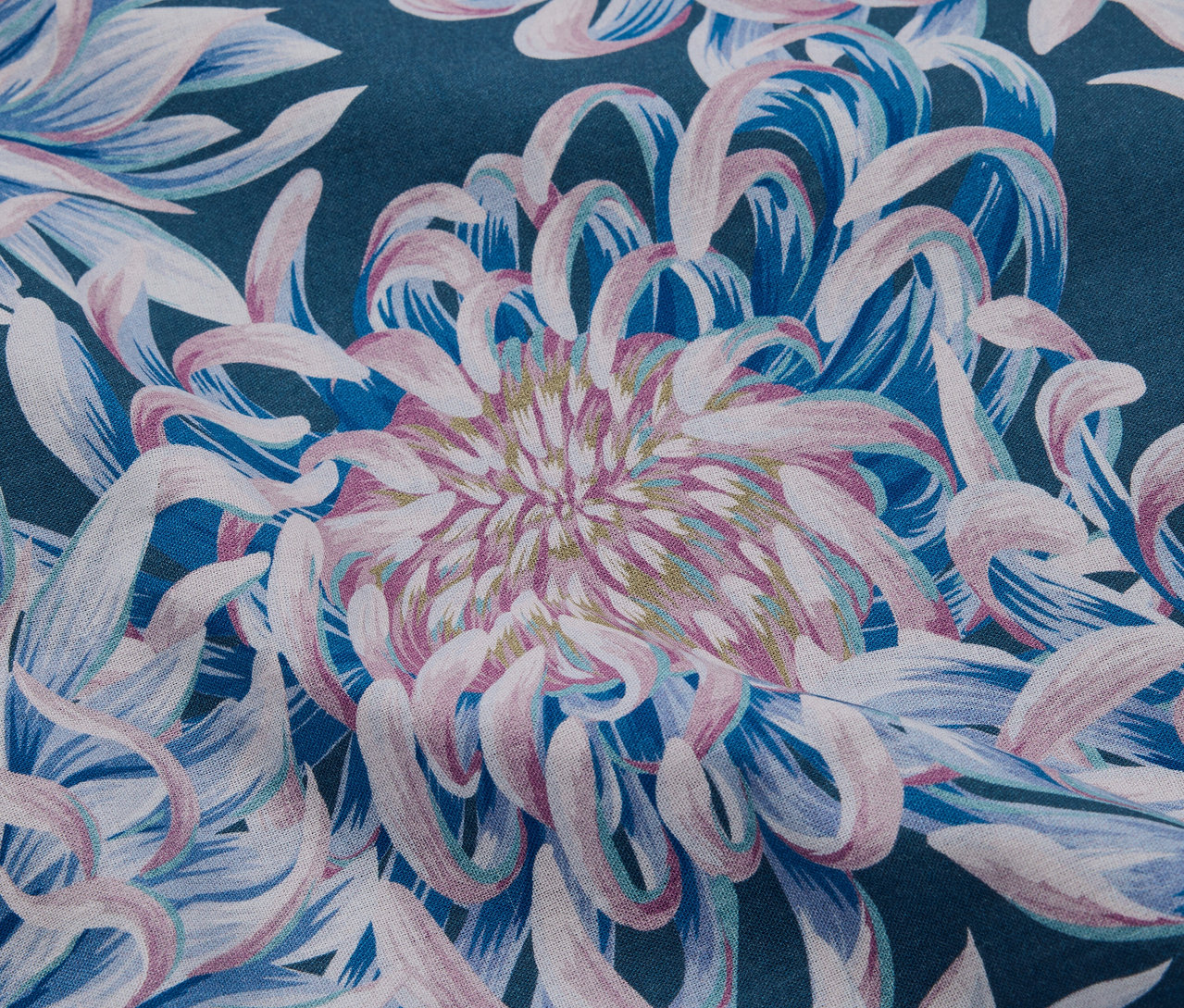 Nahaufnahme der Renforcé-Bettwäsche in Normalgröße mit Blumenmuster.