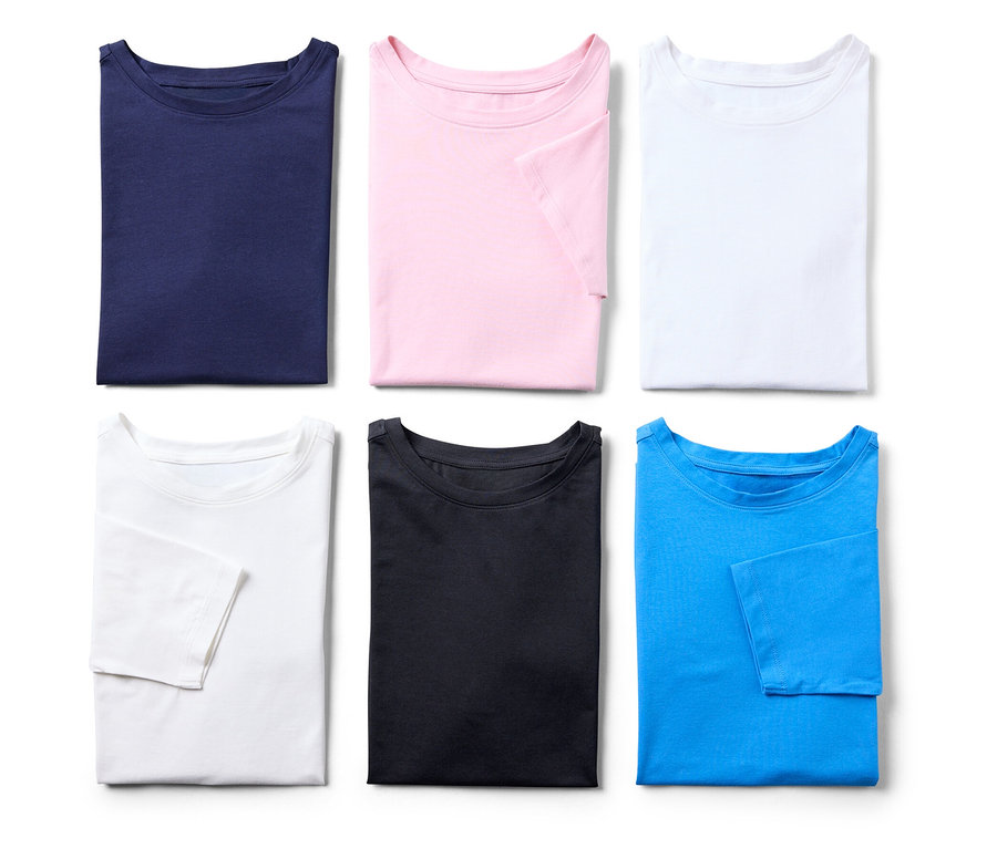Sechs gefaltete Langarmshirts in Dunkelblau, Pink, Weiß, Weiß, Schwarz und Blau.