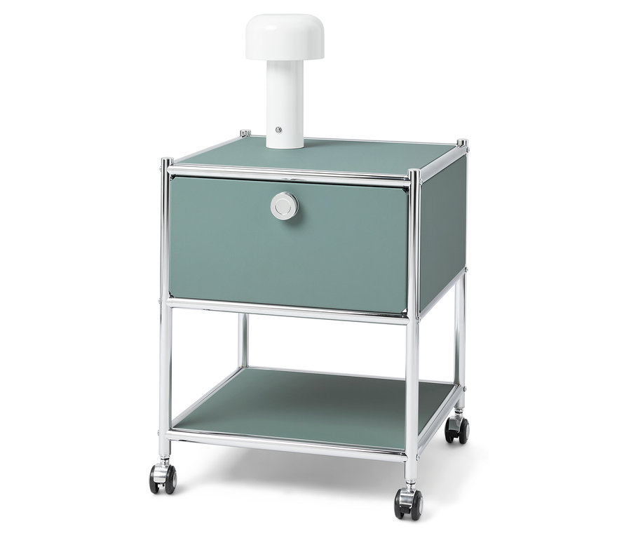 Nachttisch mit Schublade und Lampe oben drauf.