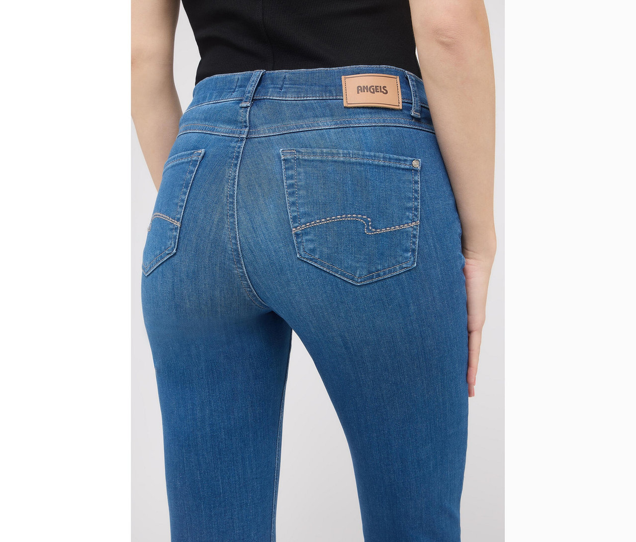 Rückansicht einer Frau, die Angels Jeans »Cici« Slim Fit, mid blue trägt.