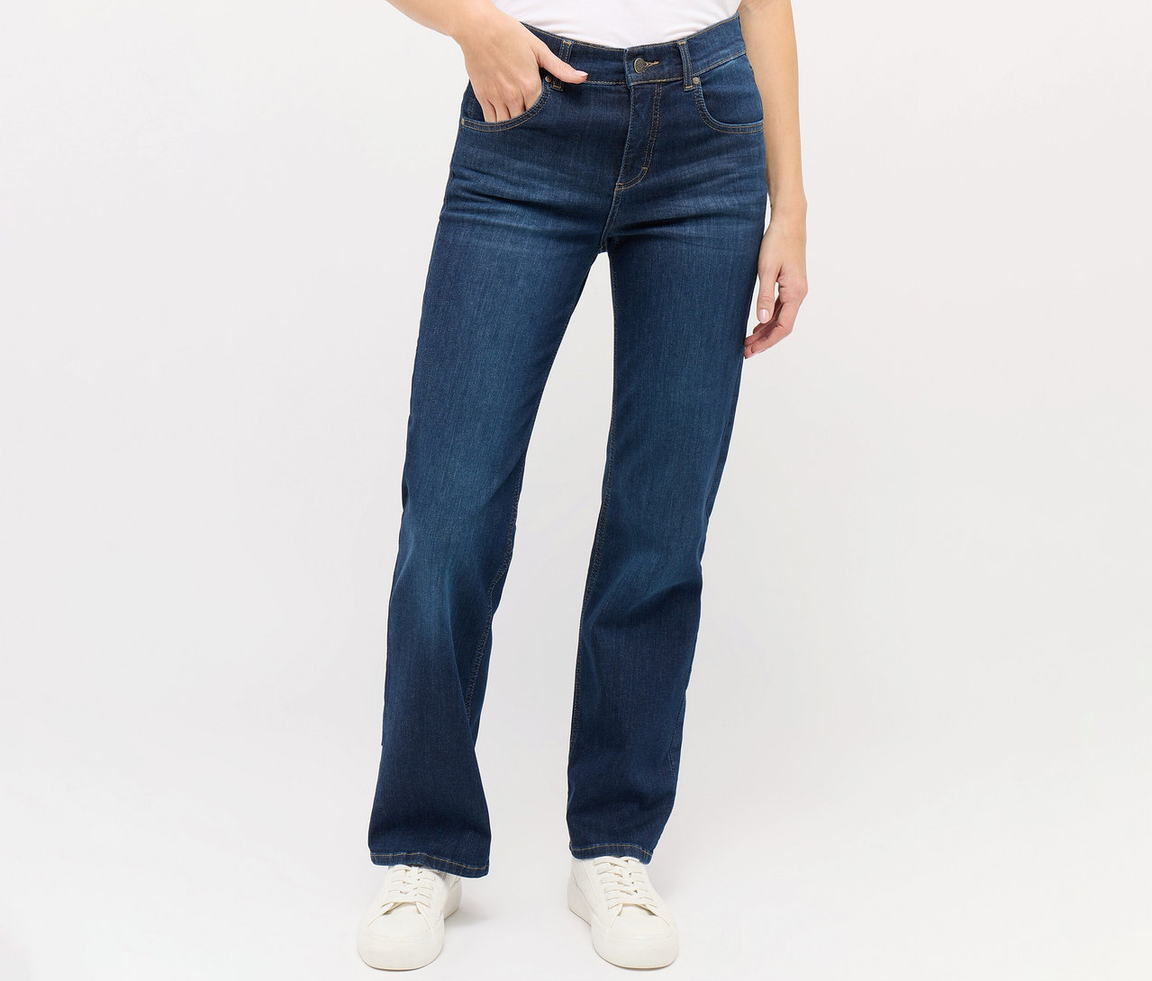 Eine Frau trägt eine dunkelblaue Angels Jeans »Lara« Straight Fit und weiße Turnschuhe.