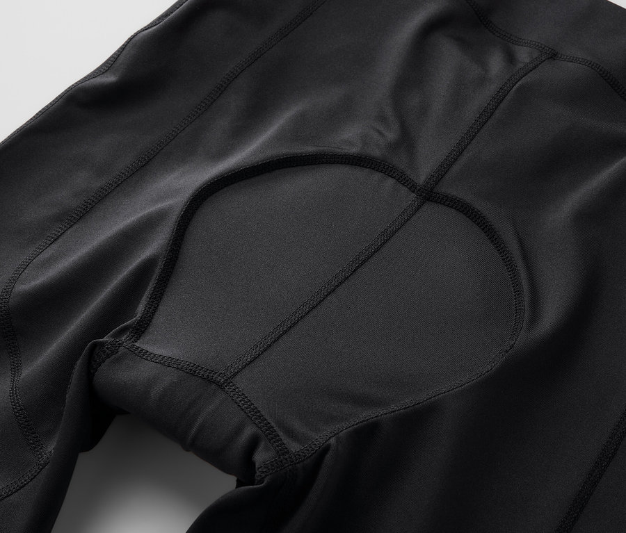 Detailaufnahme einer schwarzen Fahrradhose.