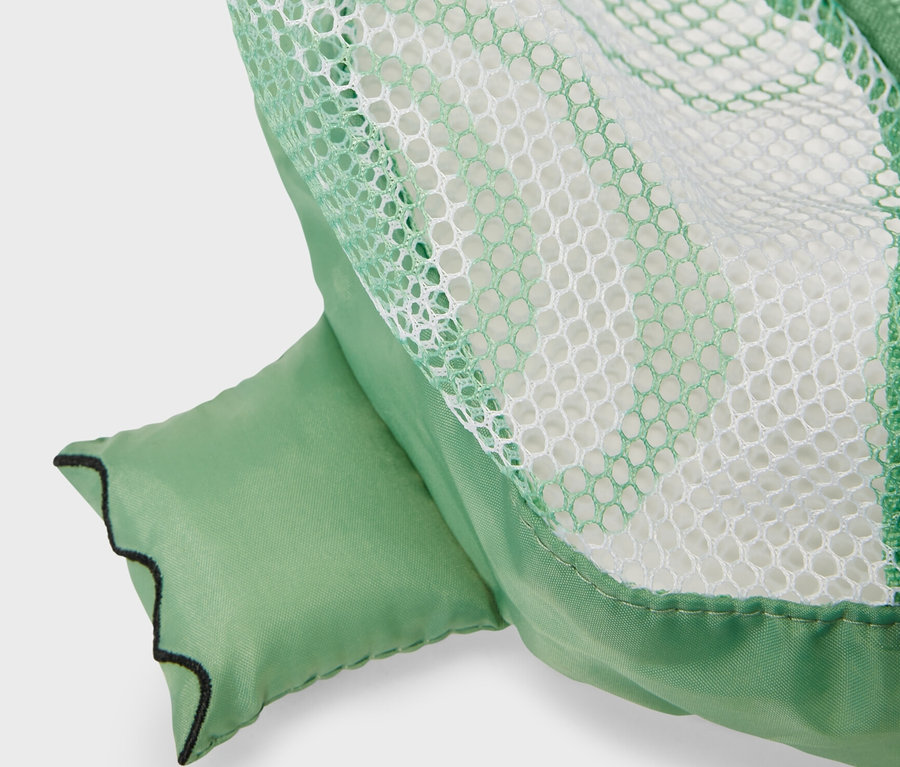 Detailaufnahme einer grünen Strandspielzeug-Netztasche.
